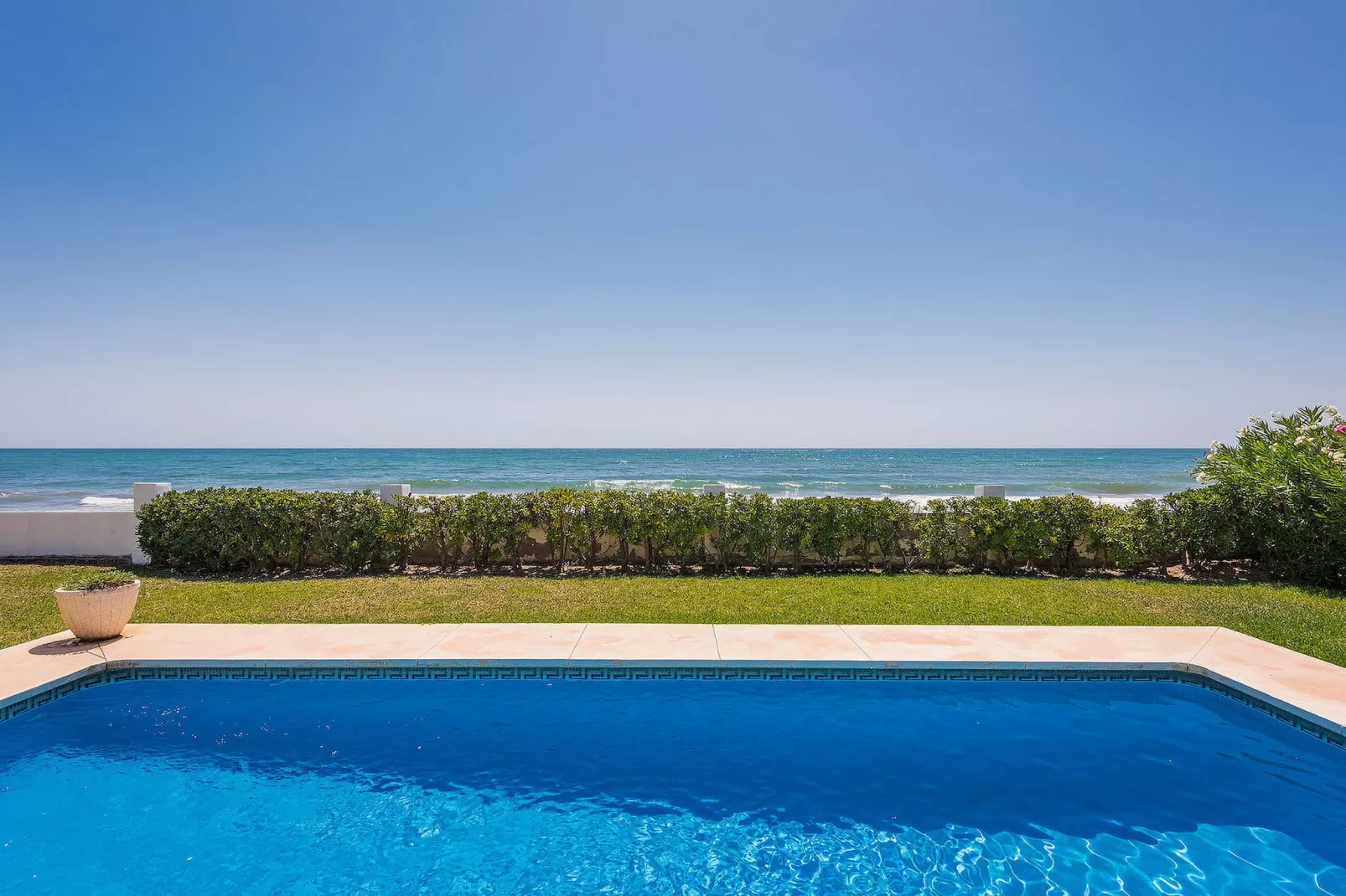 1100 - BEACH FRONT VILLA - Schwimmbad