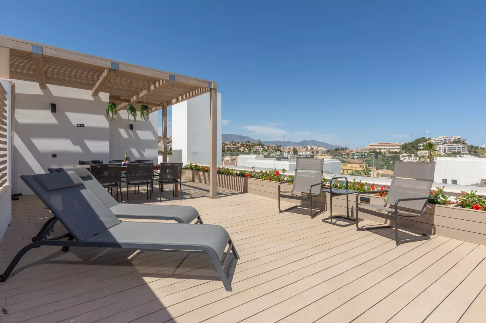 Modern Villa with Private Pool & Rooftop Terrace - Terrasse/Balkon