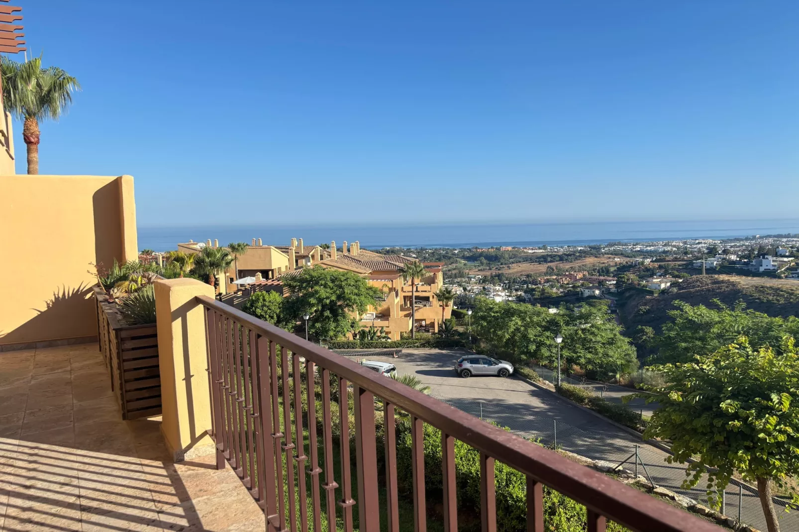 3-Bedroom Apartment with Sea & Mountain Views - Terrasse/Balkon