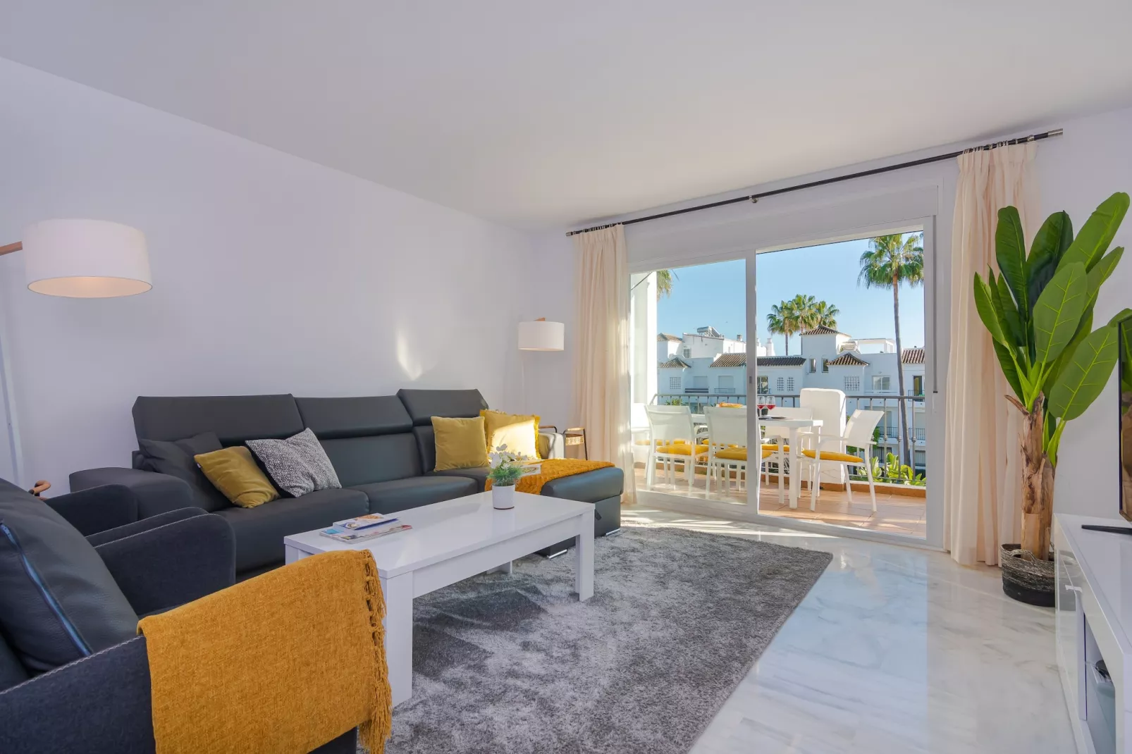 Beachside Penthouse with Rooftop Terrace & Pool - Salon