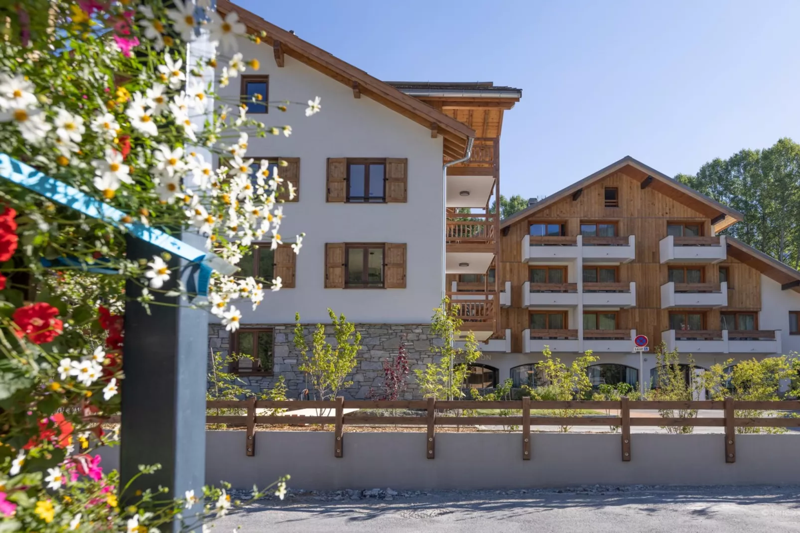 Le Cristal Lodge-RD2S - Exterior in summer