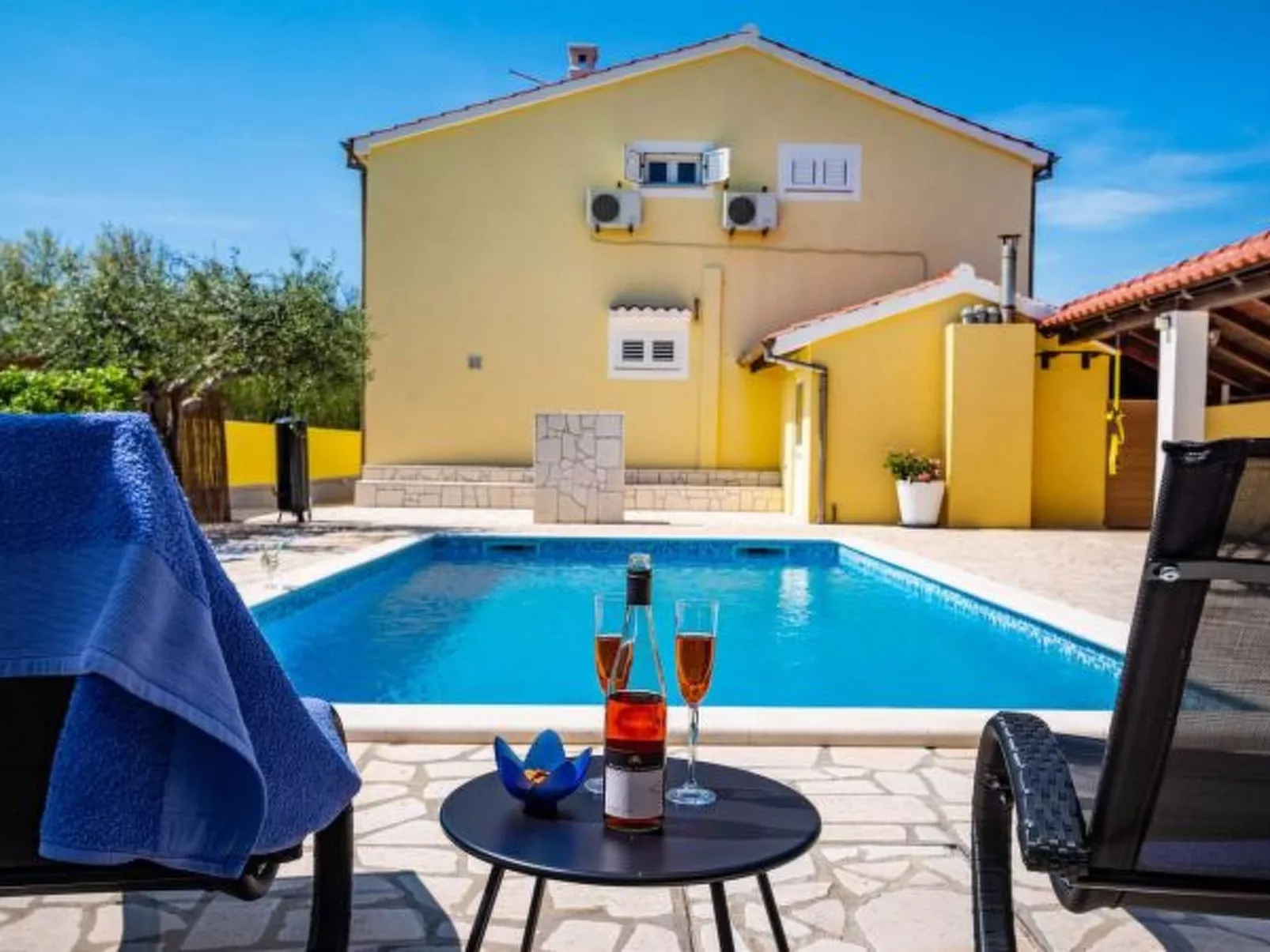 Apartment house Simoni with pool - Image-tags.info