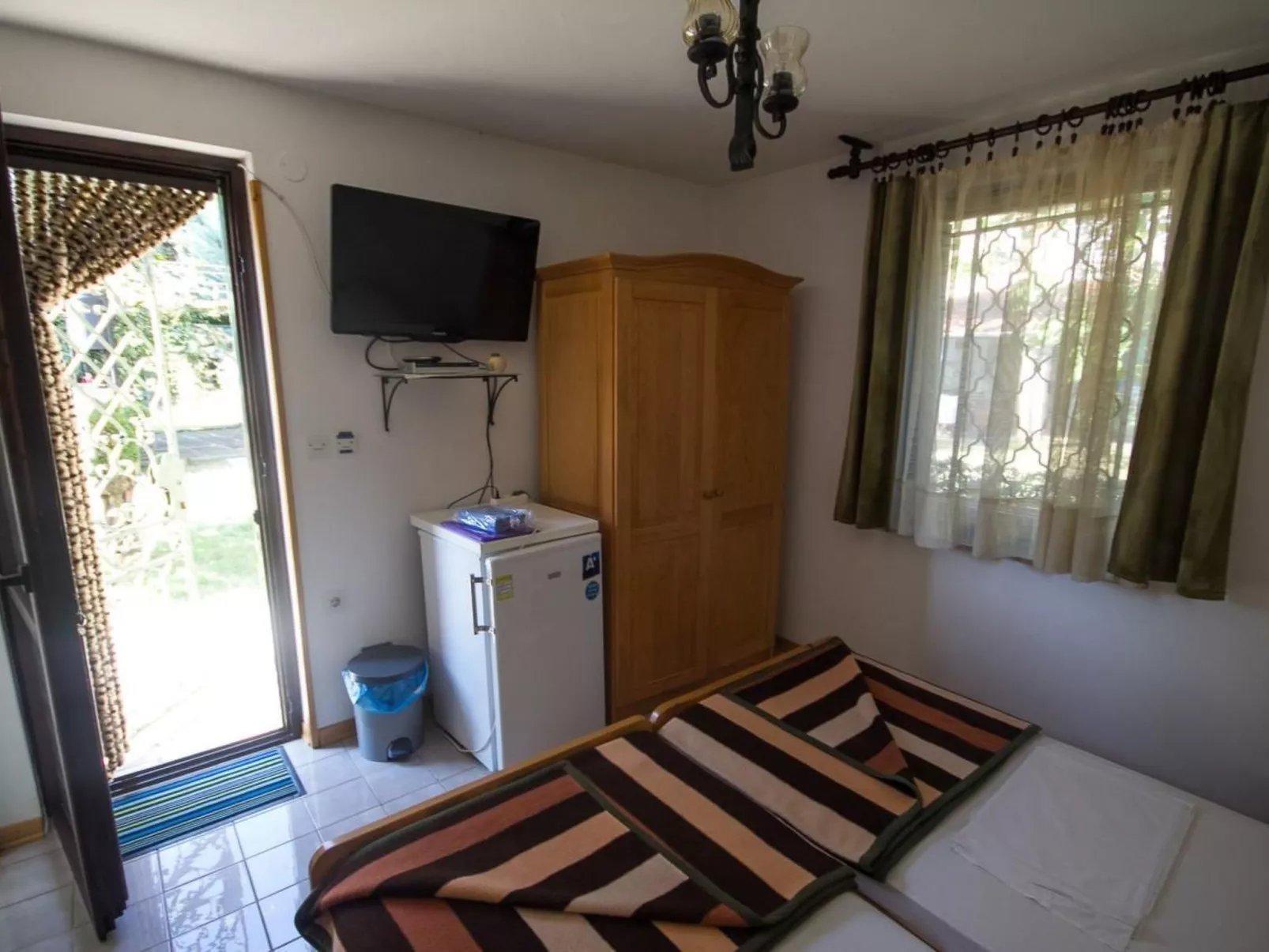 Zimmer "Joze" mit Terrasse - Drinnen