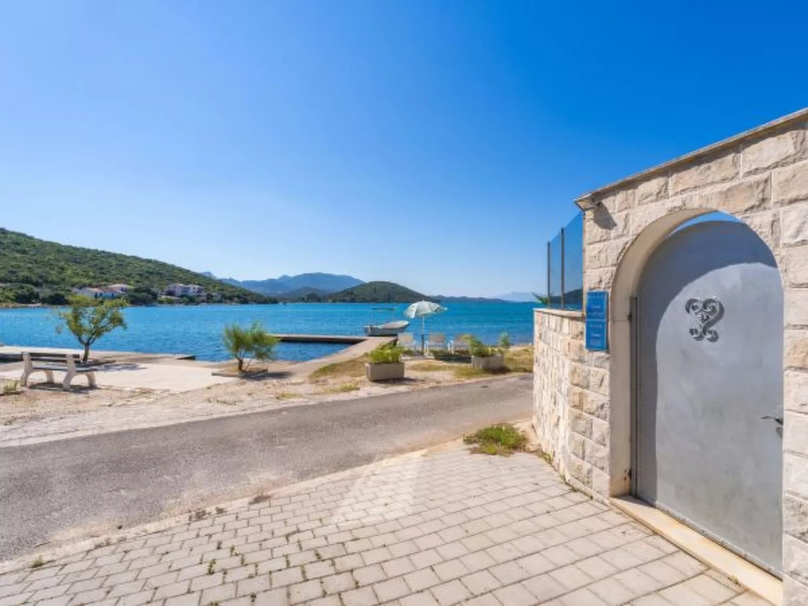 Beachfront Apartment house Hon with pool - Dehors