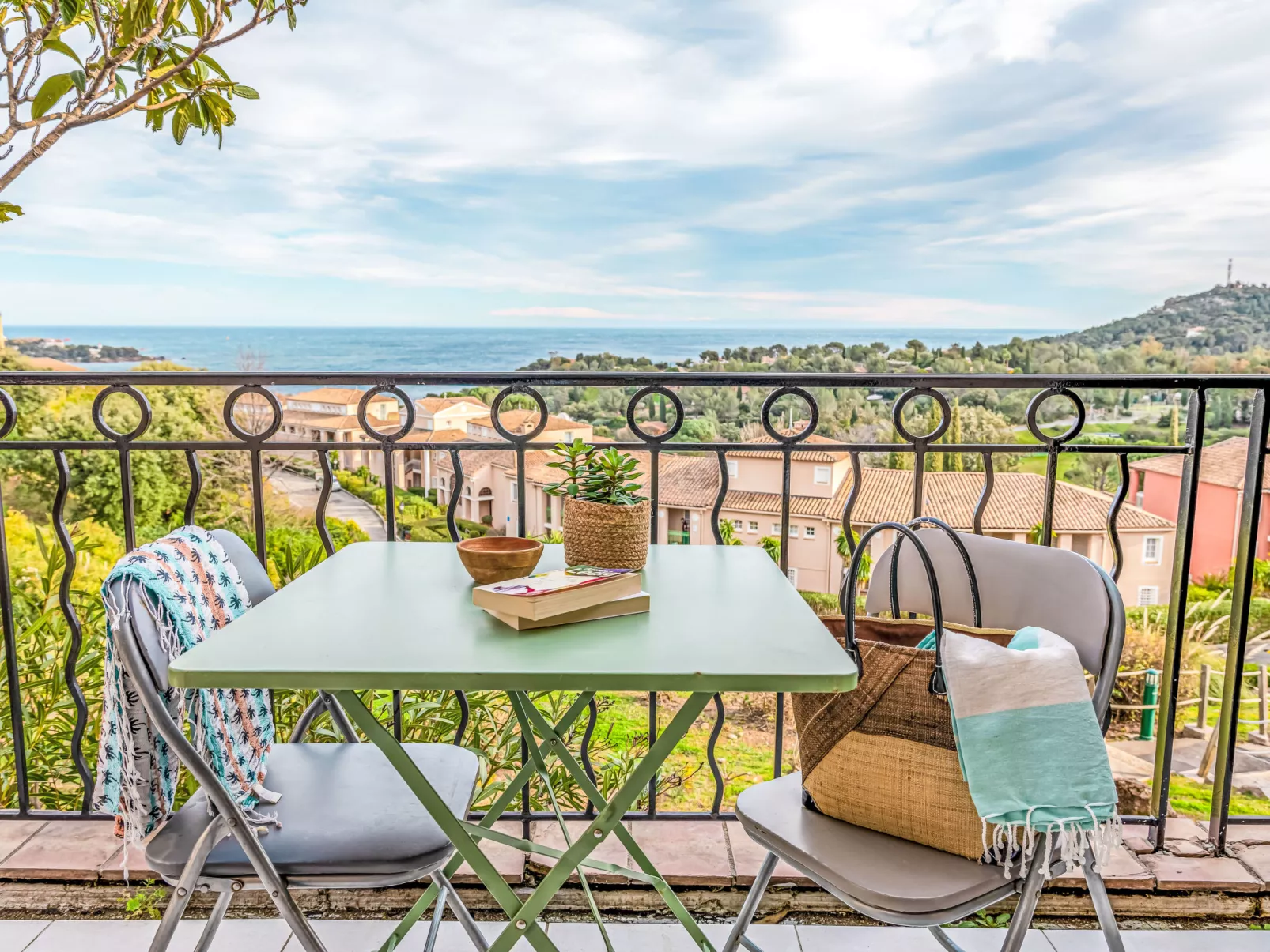 J6 174 L'Esquinade - Outside