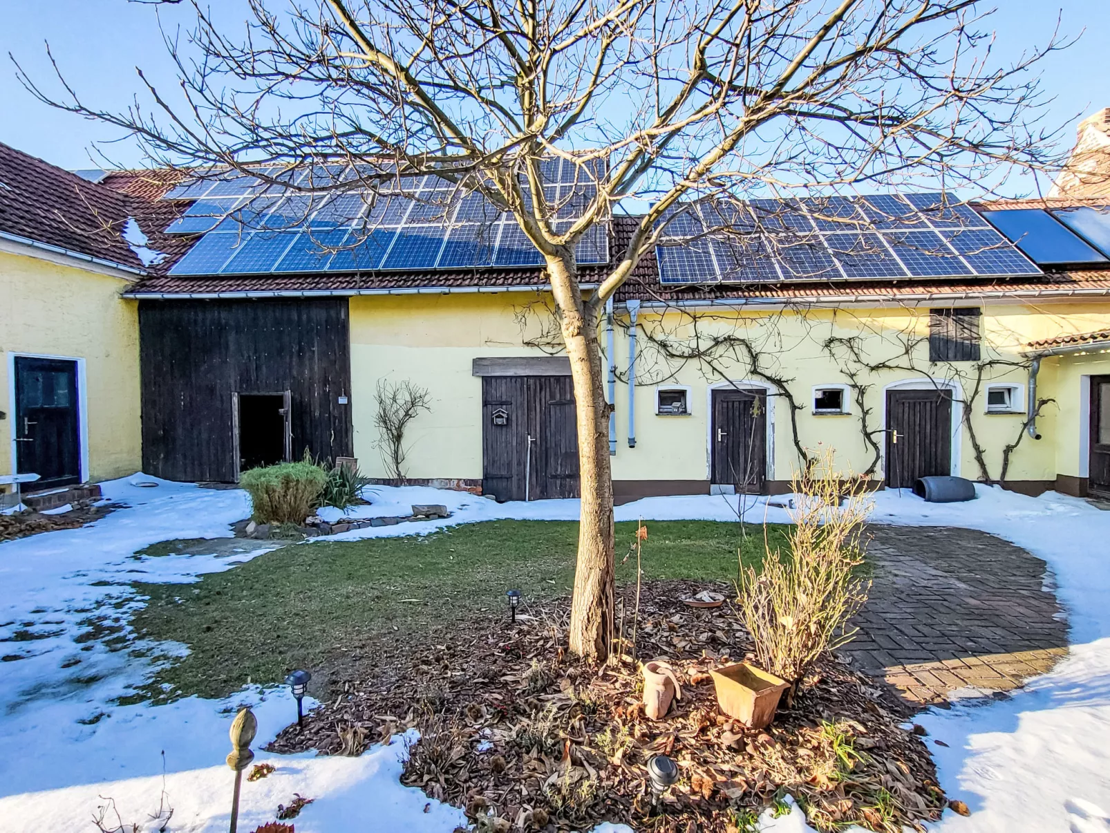 Mit großem eingezäunten Garten - Draußen