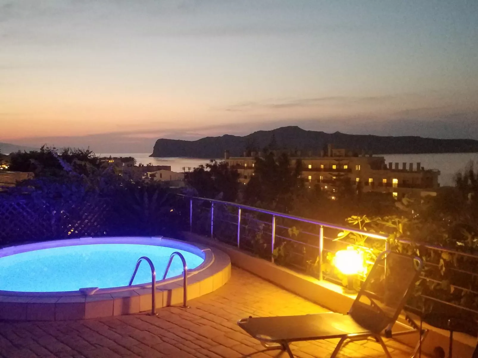 Sehr geräumiges Apartment mit eigenem Pool und Whirlpool - Draußen