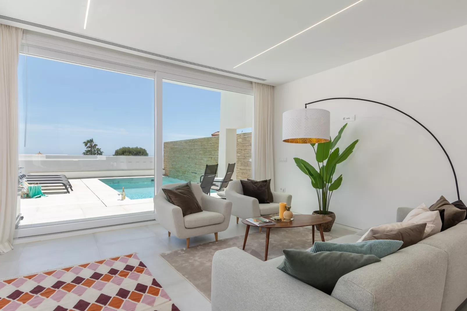 Modern Villa with Private Pool & Rooftop Terrace - Wohnzimmer