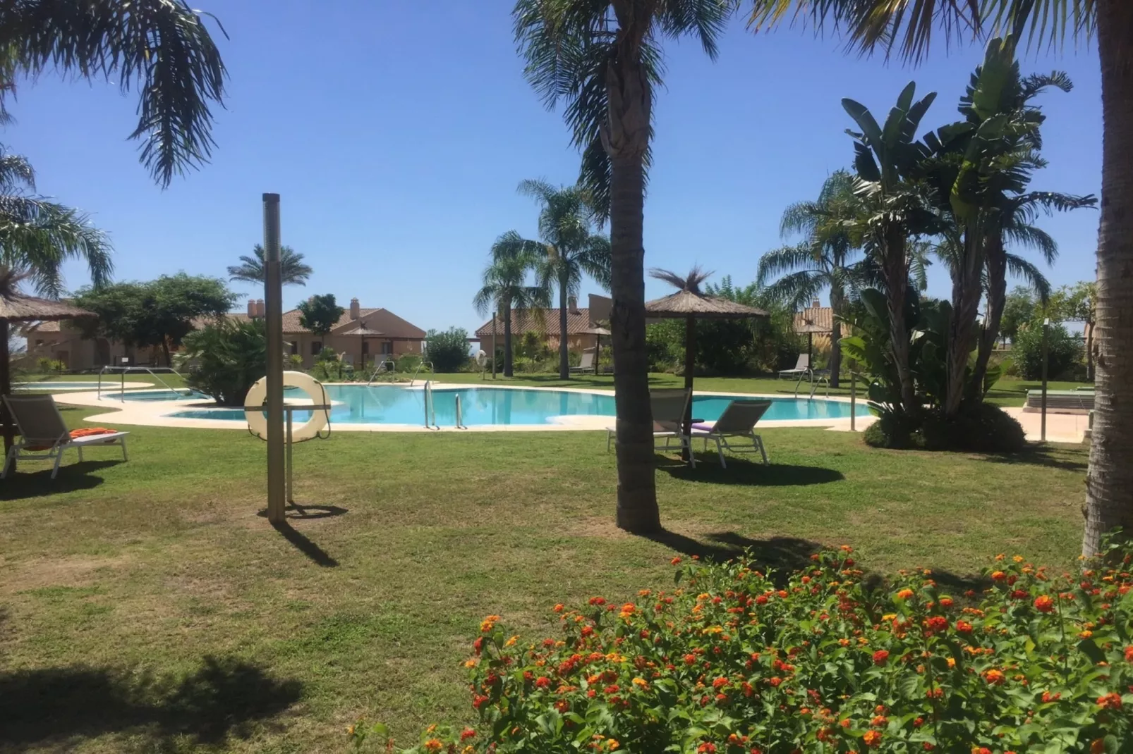 3-Bedroom Apartment with Sea & Mountain Views - Schwimmbad