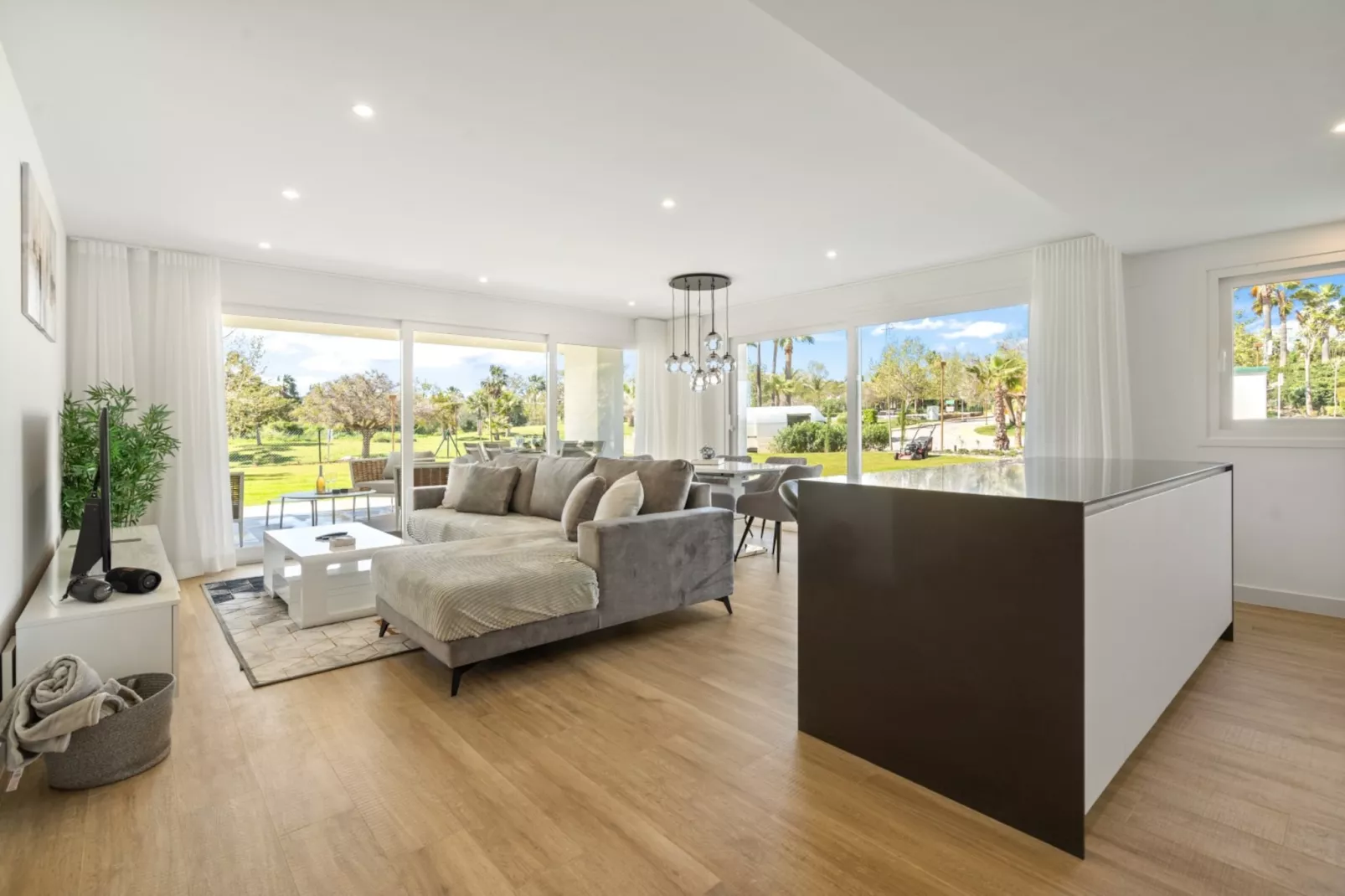 Chic 3-Bed Apartment ALCAZABA LAGOON (2107) - Salon
