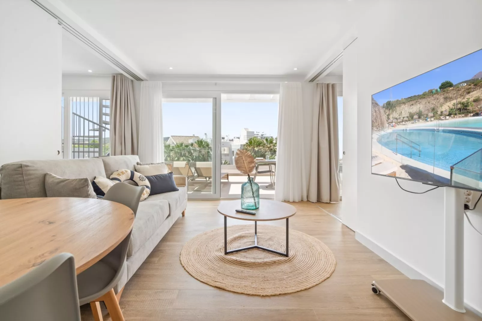 Modern 3-pax Apt & Solarium ALCAZABA LAGOON (2023) - Salon