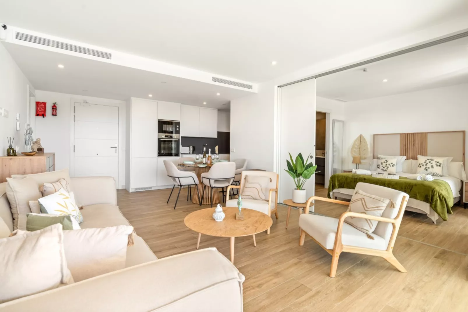 Stylish 2-bed Apartment ALCAZABA LAGOON (2011) - Salon