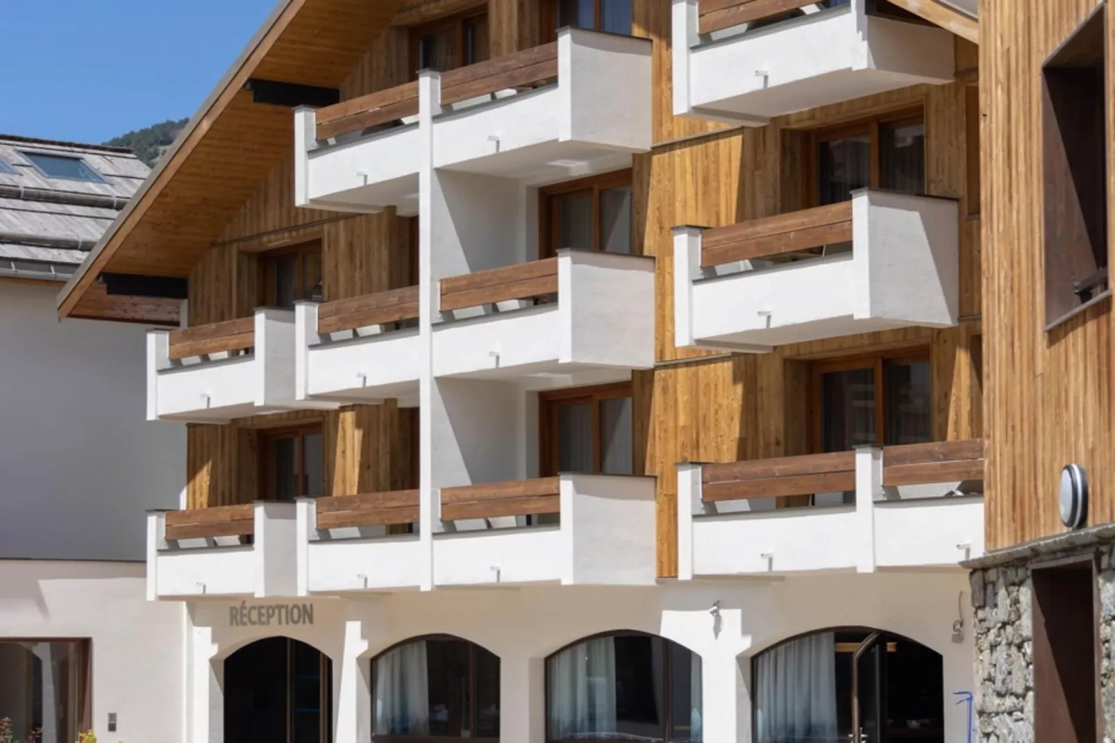 Le Cristal Lodge-RD2S - Exterior in summer