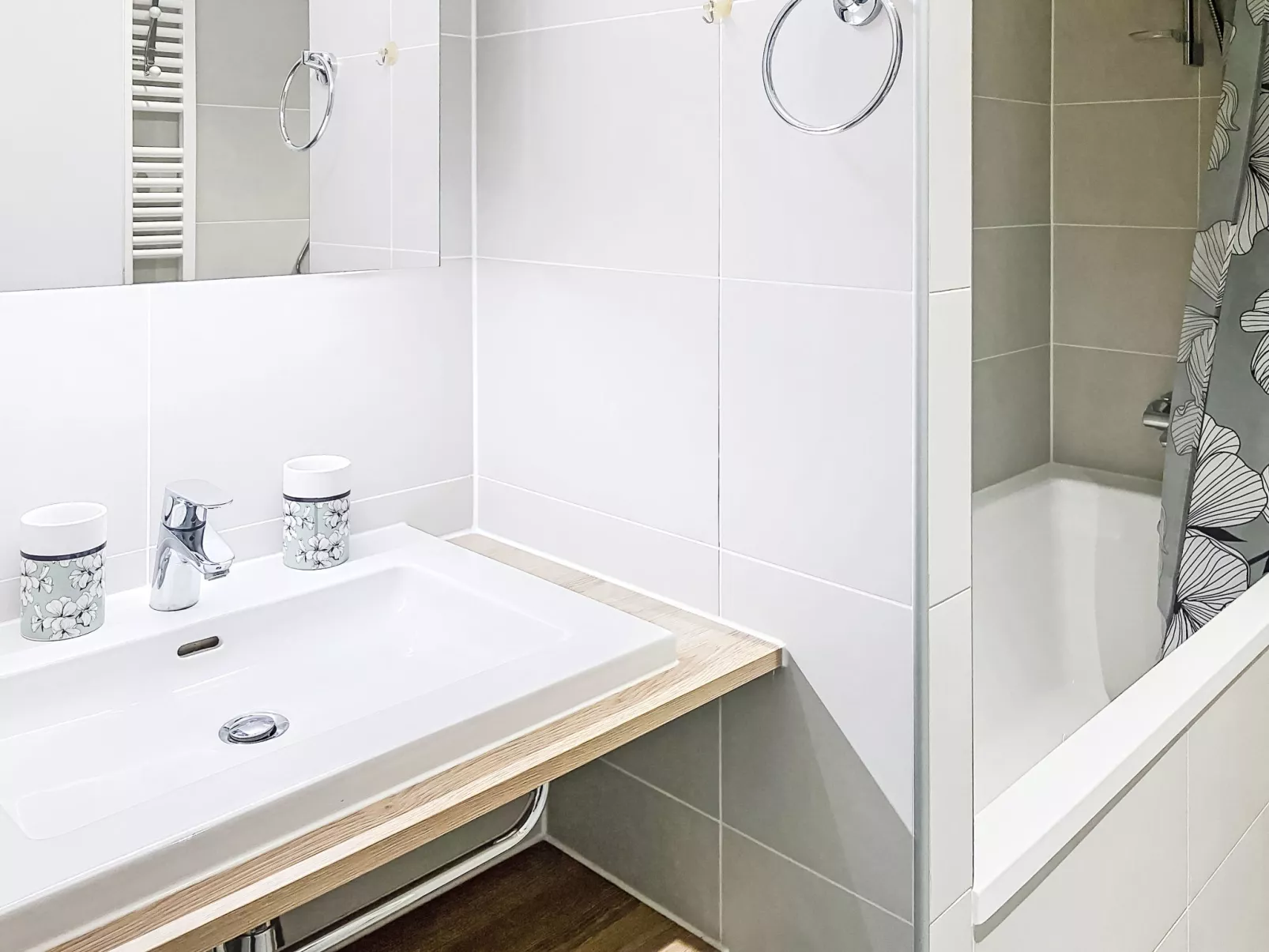 Les Perles du Lac - Inside