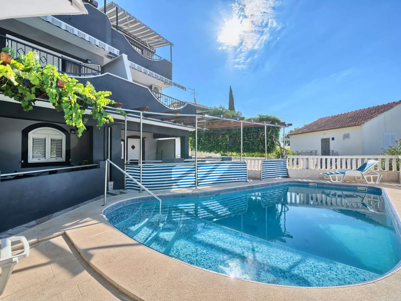 Wohnung in Okrug Gornji mit Terrasse, gemeinsamem Pool und Grill - Dehors