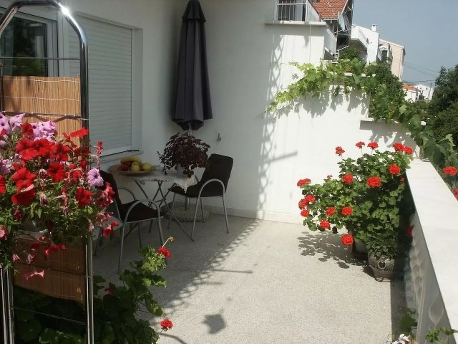 Erdgeschoss Doppelbettzimmer 25m² mit geräumiger Terrasse und Meerblick Villa M - Image-tags.info