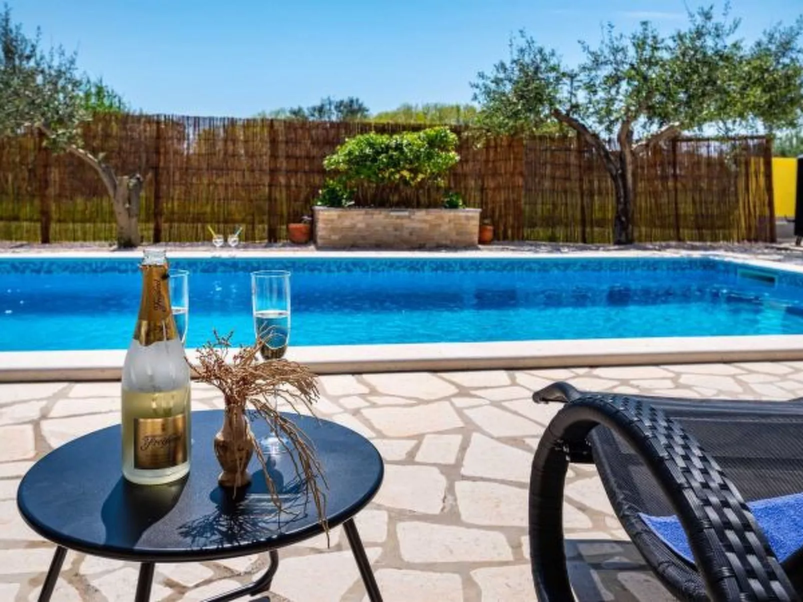 Apartment house Simoni with pool - Image-tags.info