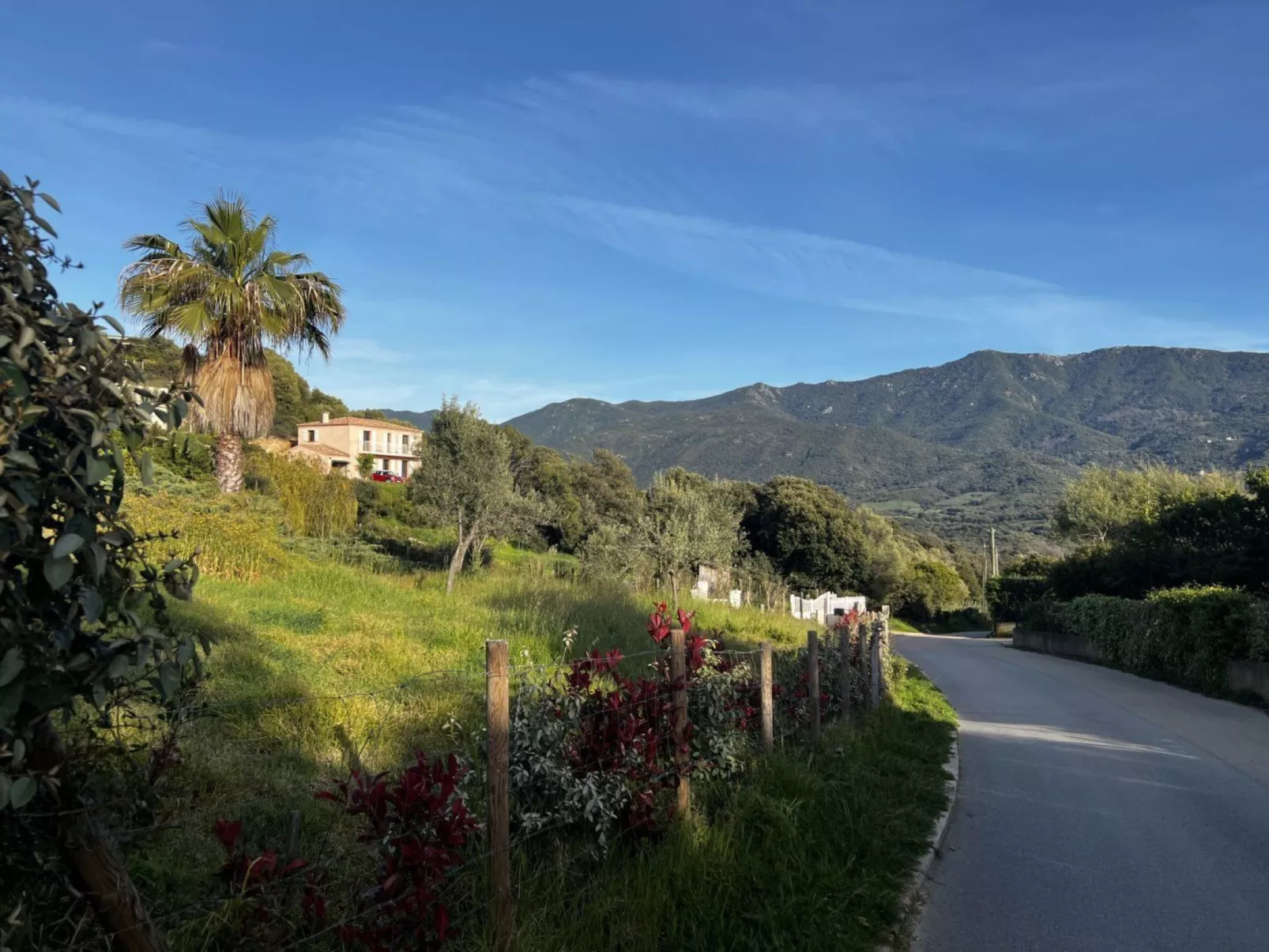 Haus in der Nähe von Meer und Bergen, atemberaubende Aussicht. - Draußen