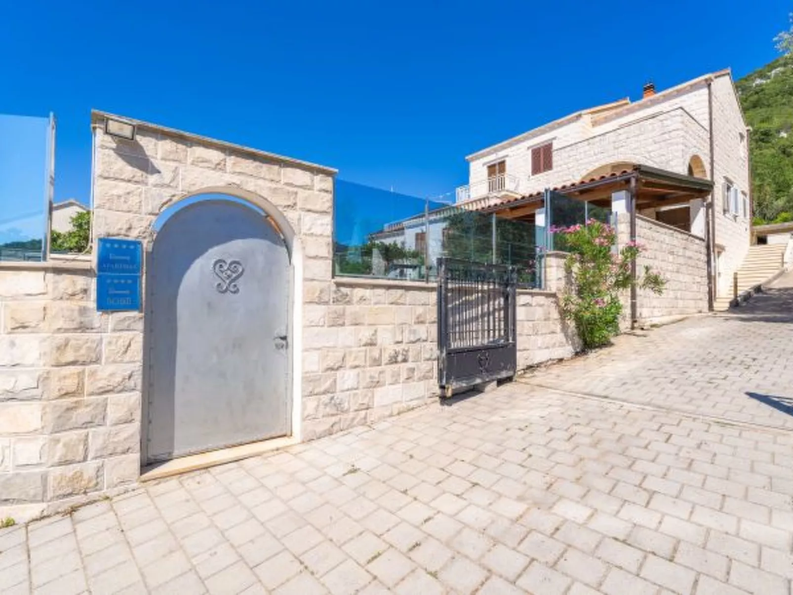 Beachfront Apartment house Hon with pool - Dehors