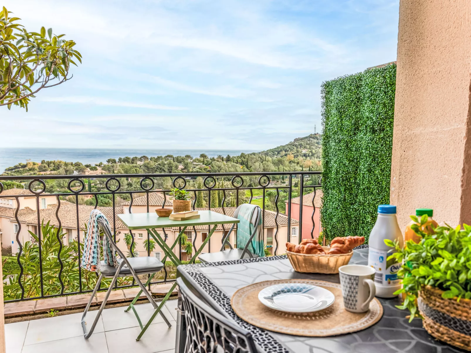 J6 174 L'Esquinade - Outside