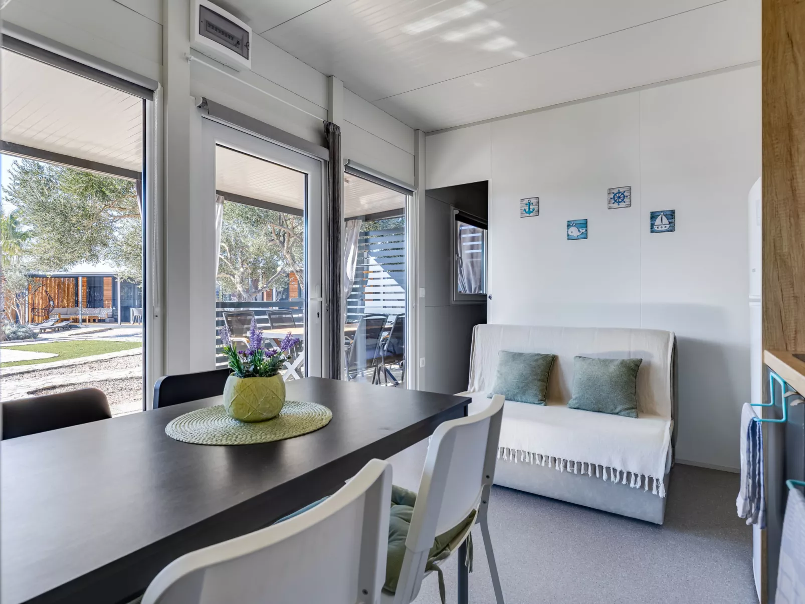 Maslina Delux - Drinnen