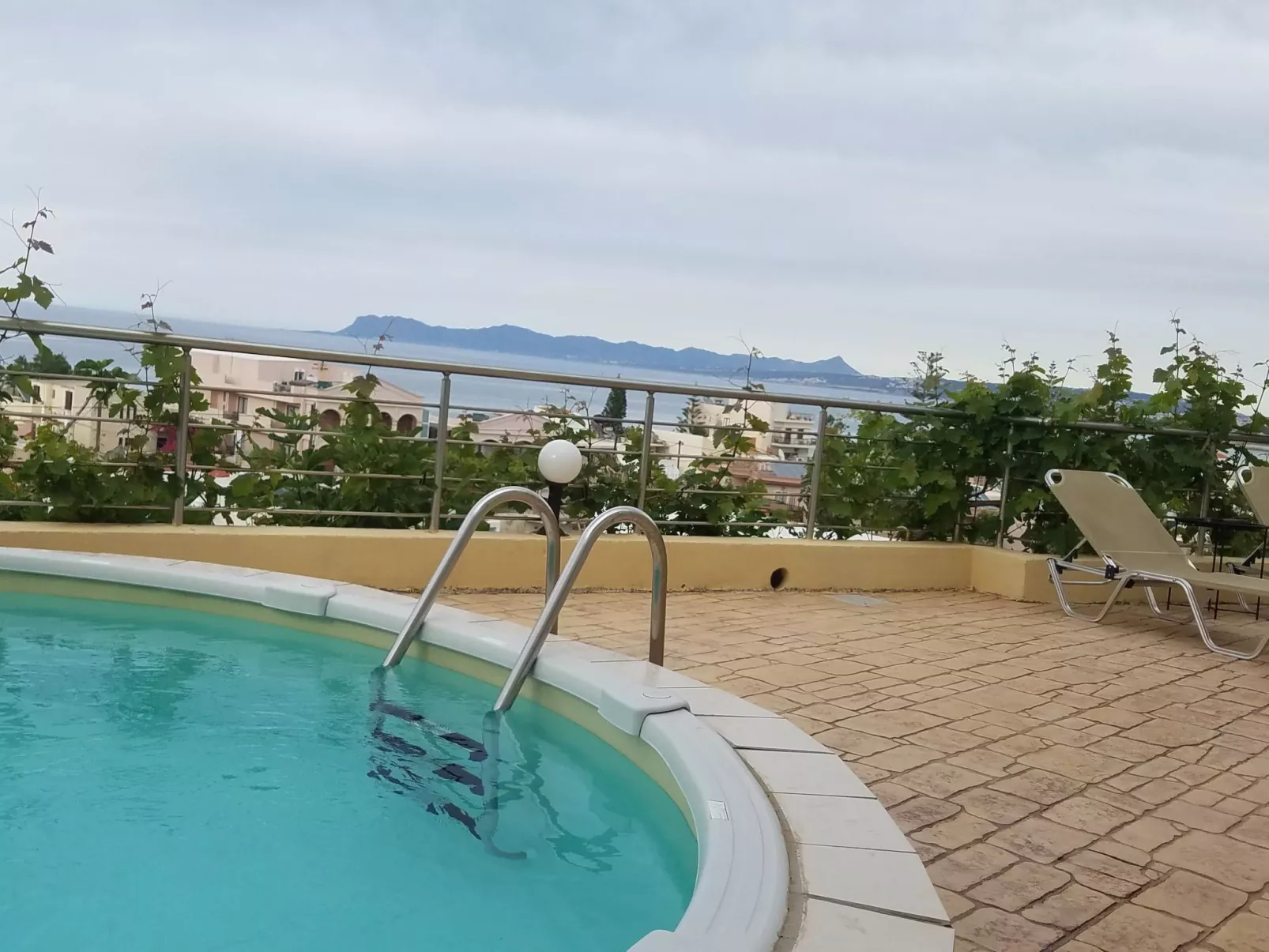 Sehr geräumiges Apartment mit eigenem Pool und Whirlpool - Draußen