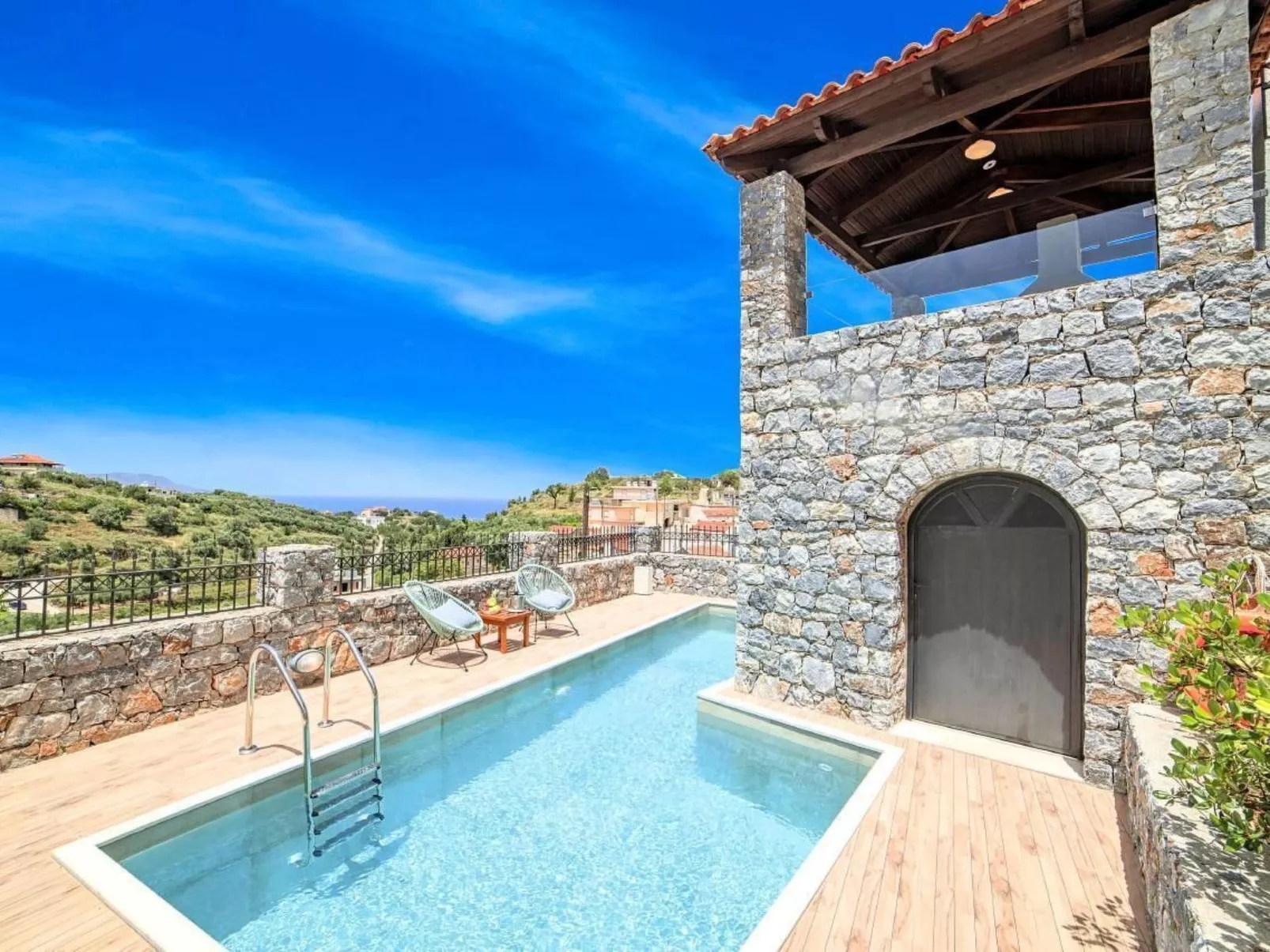 "Acrothea Villa Beheizter Pool" - Draußen