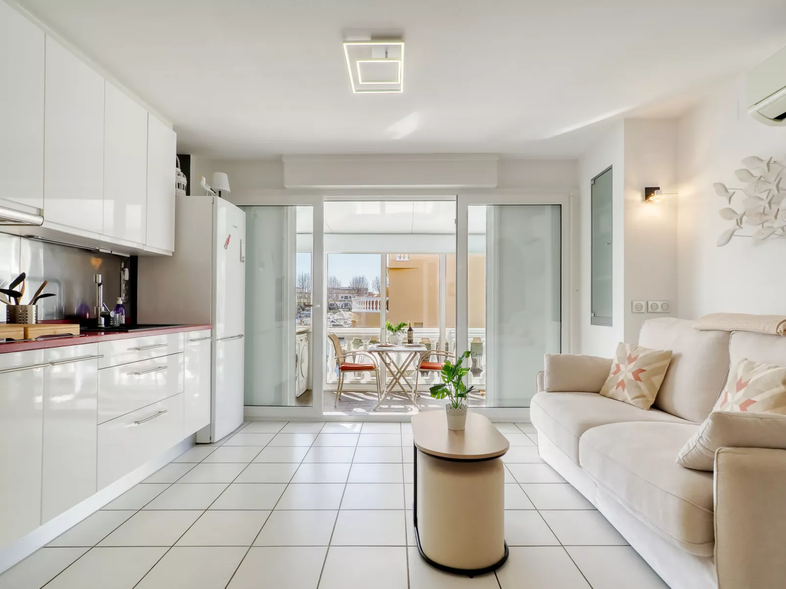 Port Empuries 31-33 - Drinnen