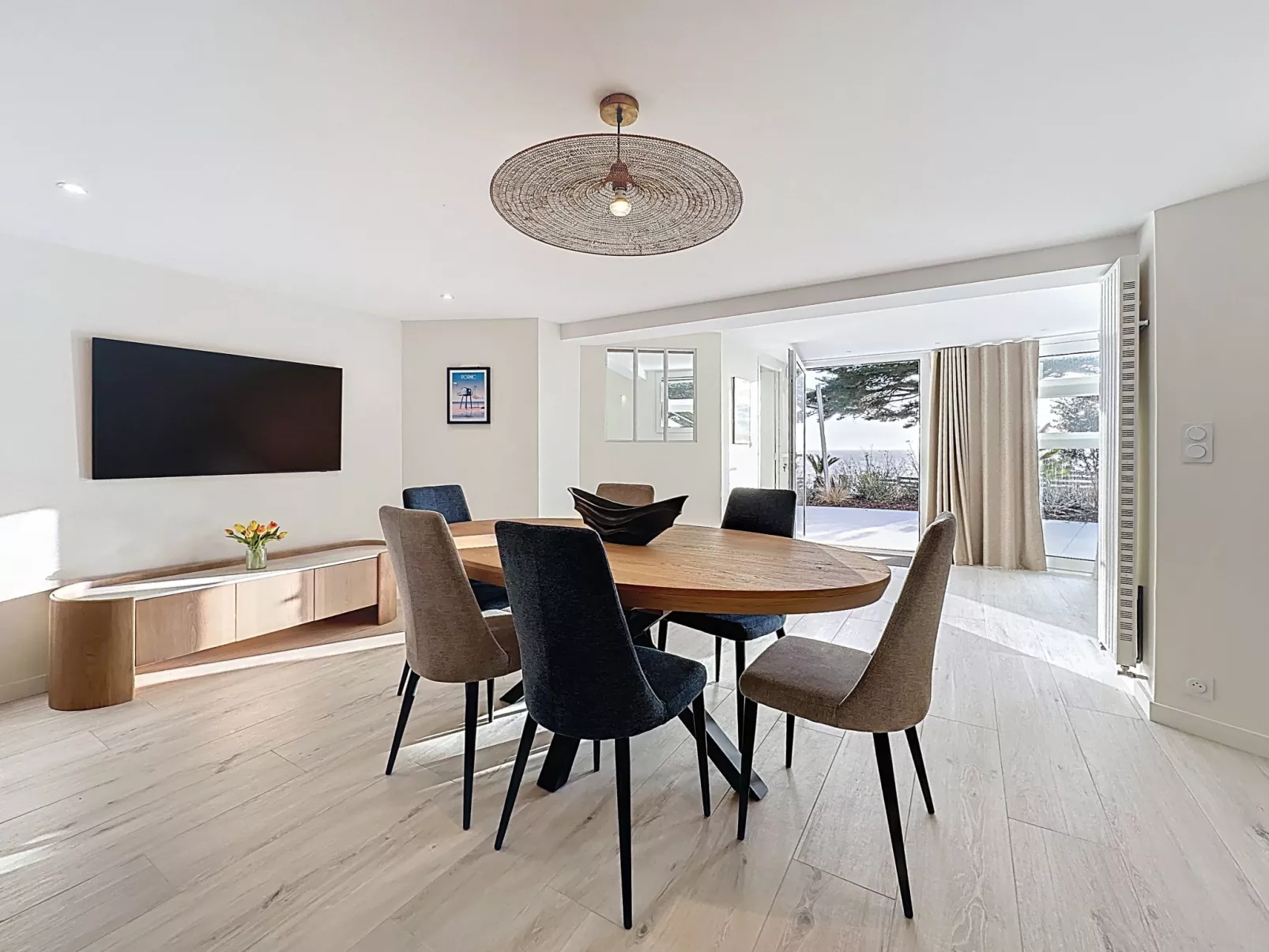 Le Vent d'Avril - Drinnen