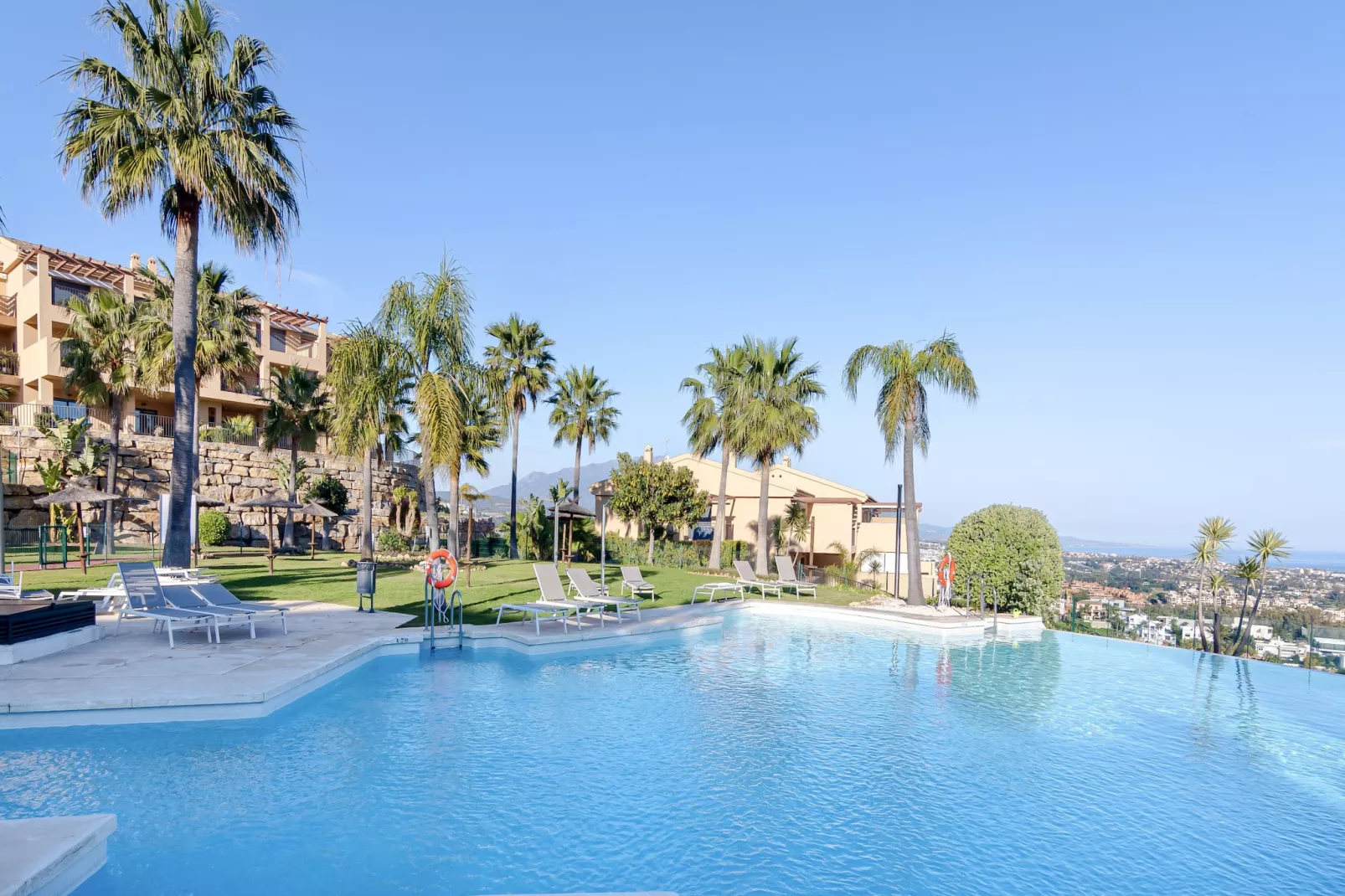 3-Bedroom Apartment with Sea & Mountain Views - Schwimmbad