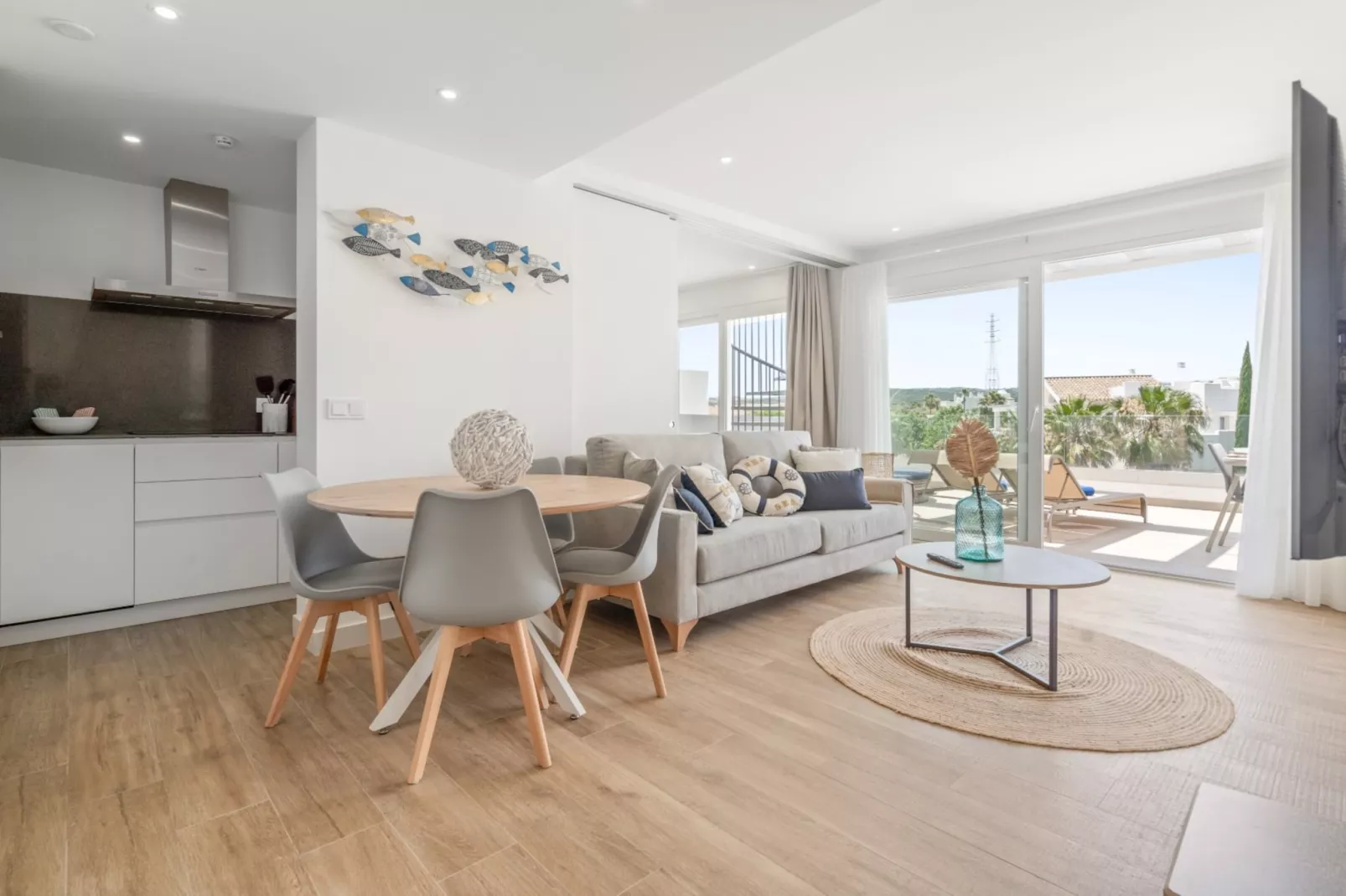 Modern 3-pax Apt & Solarium ALCAZABA LAGOON (2023) - Salle à manger