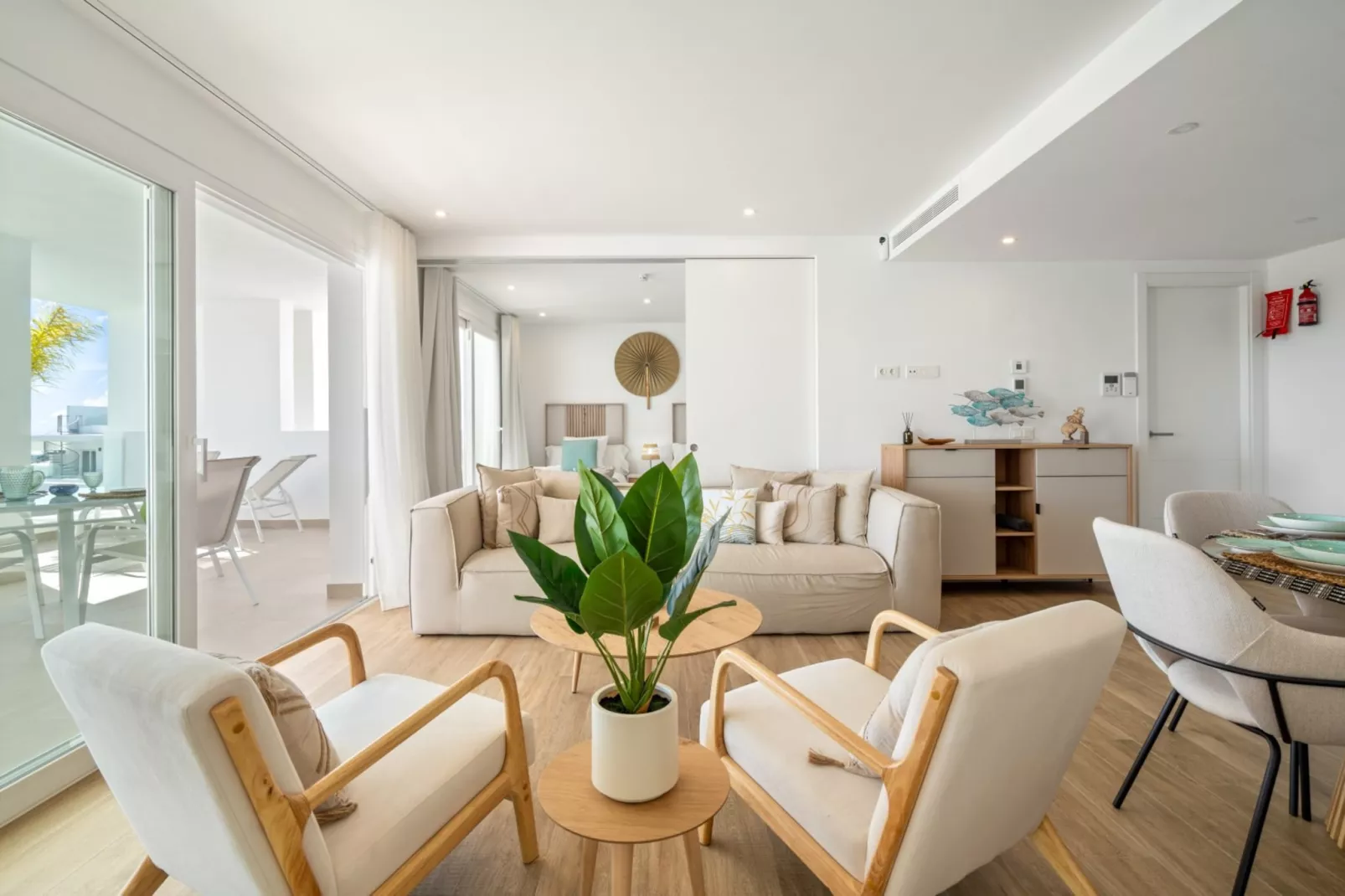 Stylish 2-bed Apartment ALCAZABA LAGOON (2011) - Salon