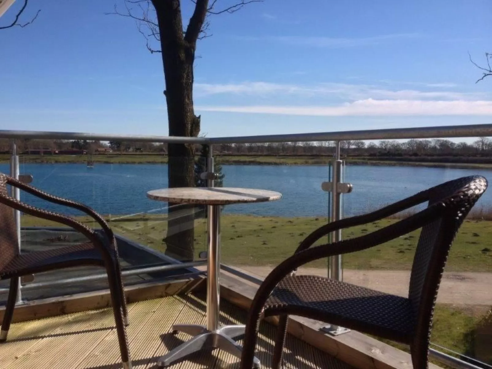 Mit atemberaubendem Blick auf den See - Draußen