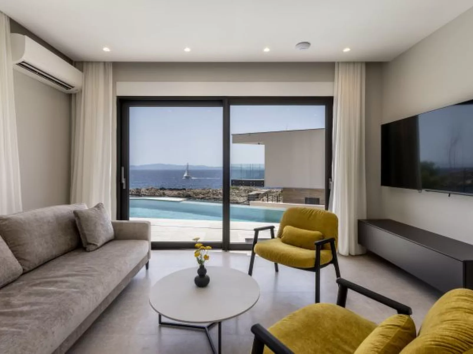 Beachfront villa Luce with seaview and pool - Dedans