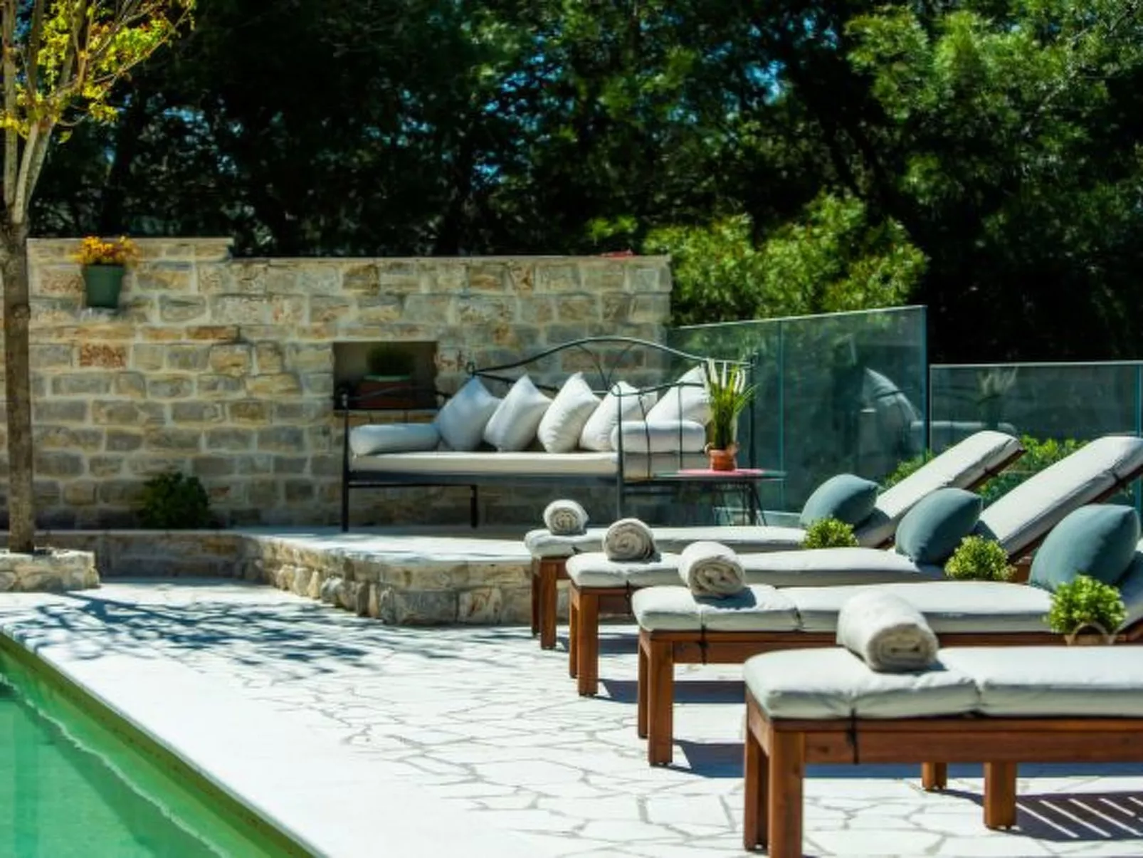 Villa Barotul with pool - Image-tags.info