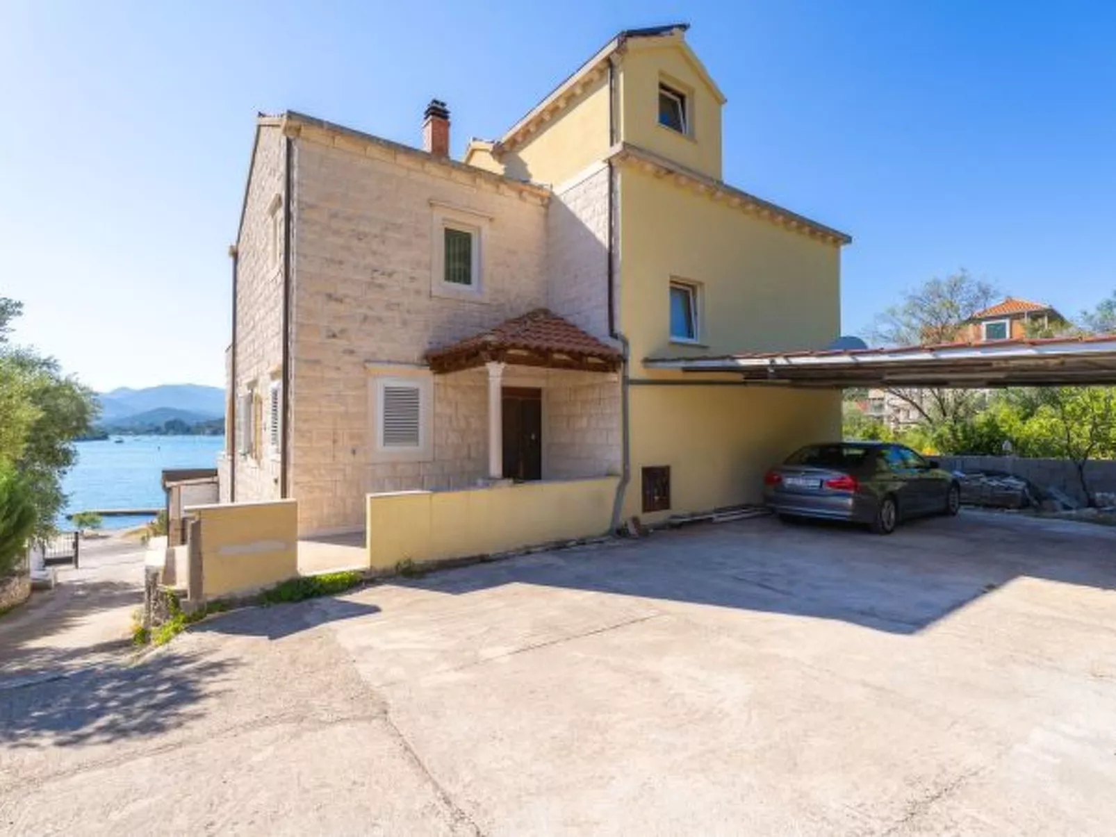 Beachfront Apartment house Hon with pool - Dehors