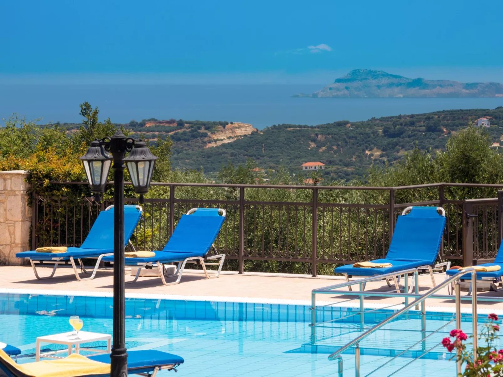 Familienvilla mit Pool, Billard und Grillplatz - Draußen