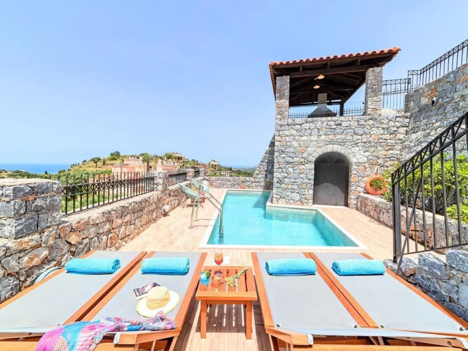 "Acrothea Villa Beheizter Pool" - Drinnen