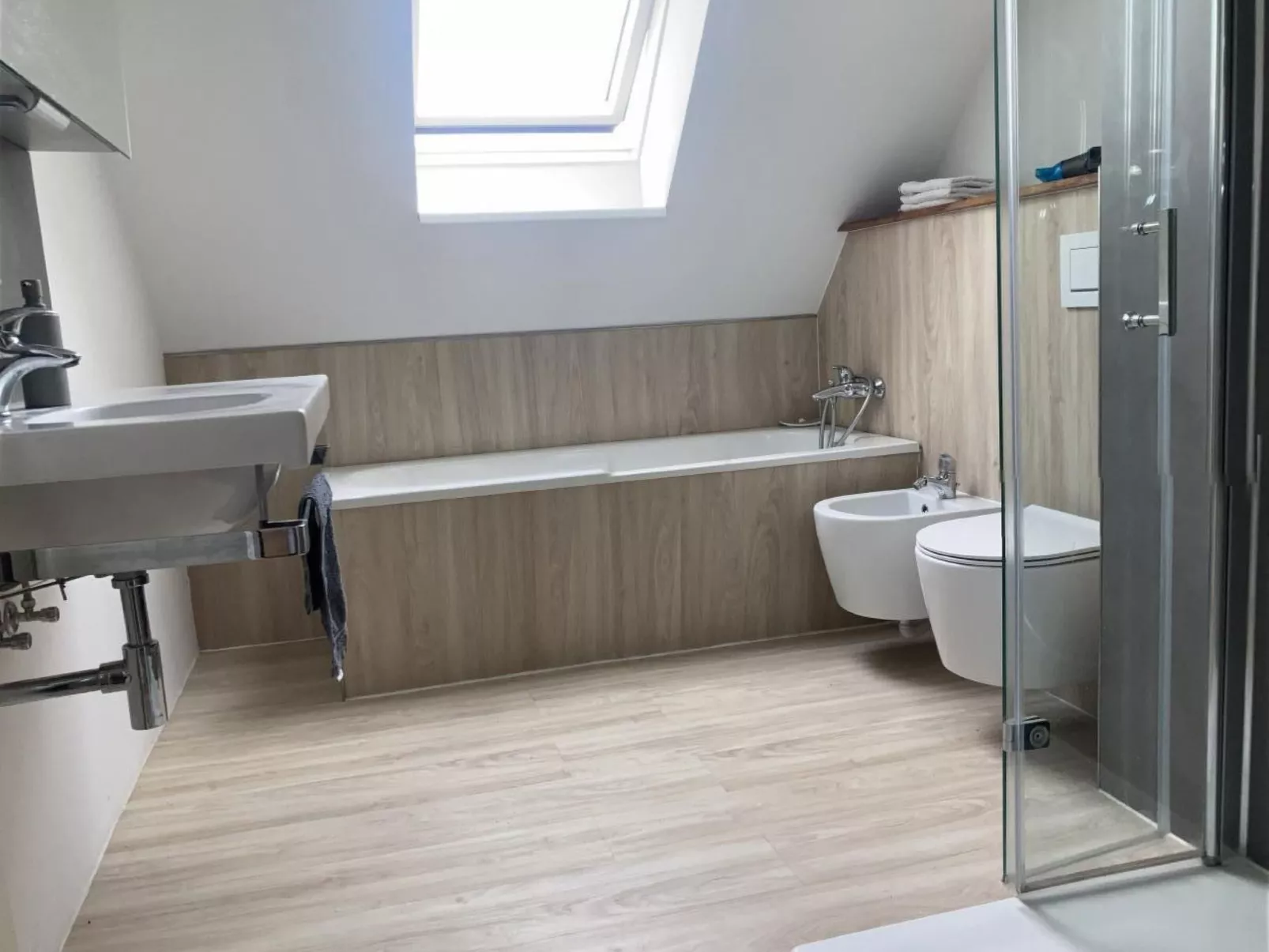 Modernes helles Zimmer im Loft am See - Image-tags.info