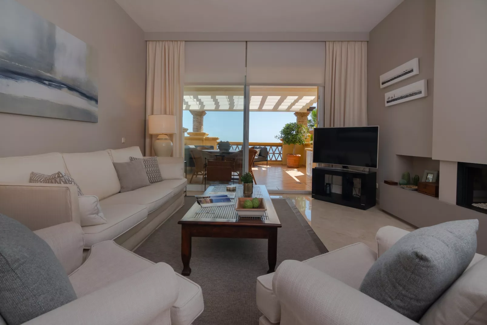 Superb Front Line Location, Sea View- Heated Pool - Wohnzimmer