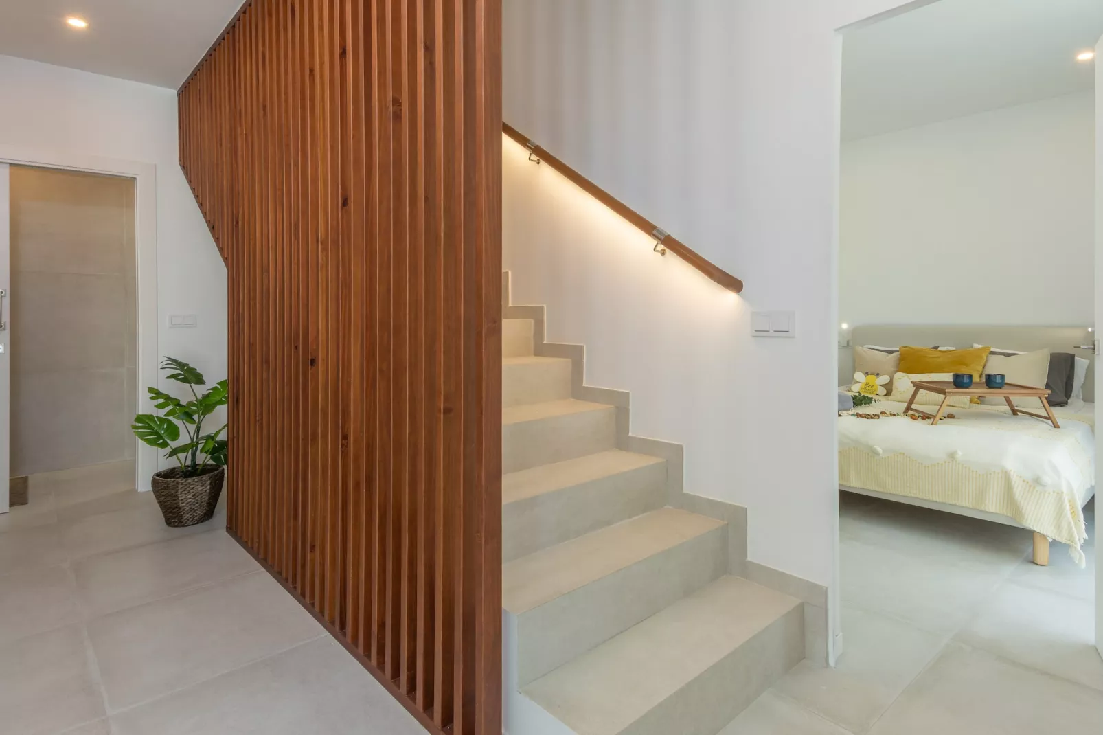 Modern Villa with Private Pool & Rooftop Terrace - Flur