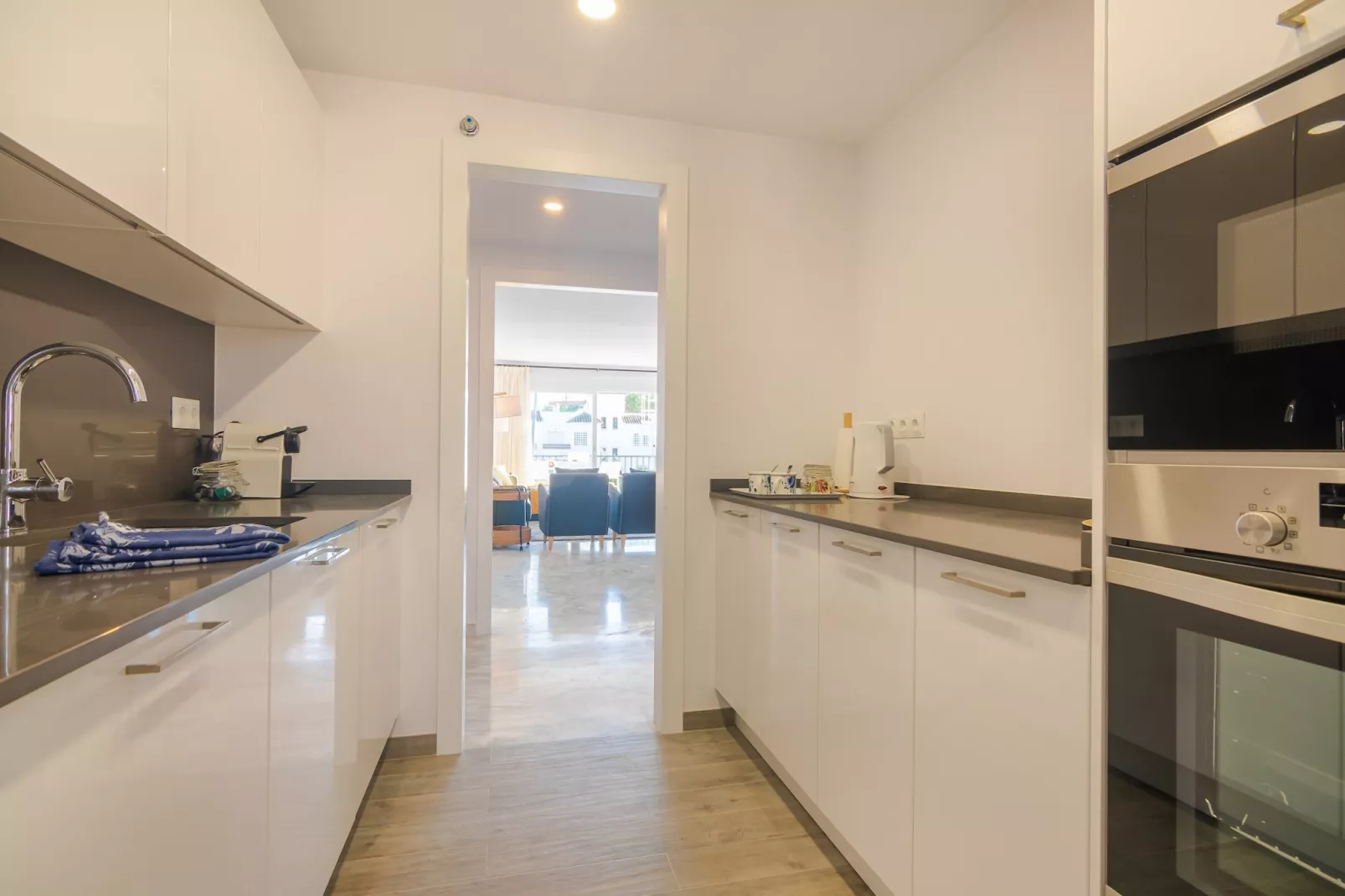 Beachside Penthouse with Rooftop Terrace & Pool - Cuisine