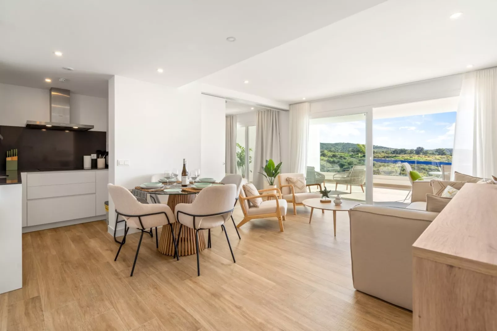 Stylish 2-bed Apartment ALCAZABA LAGOON (2011) - Salle à manger