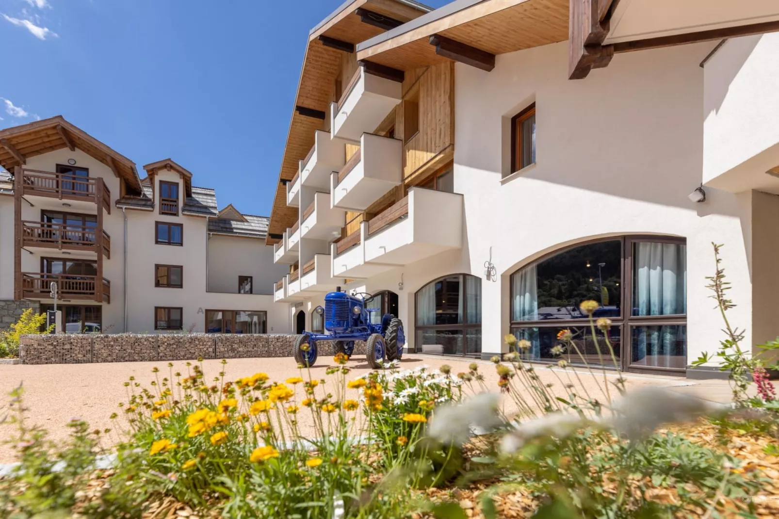 Le Cristal Lodge-RD2S - Exterior in summer