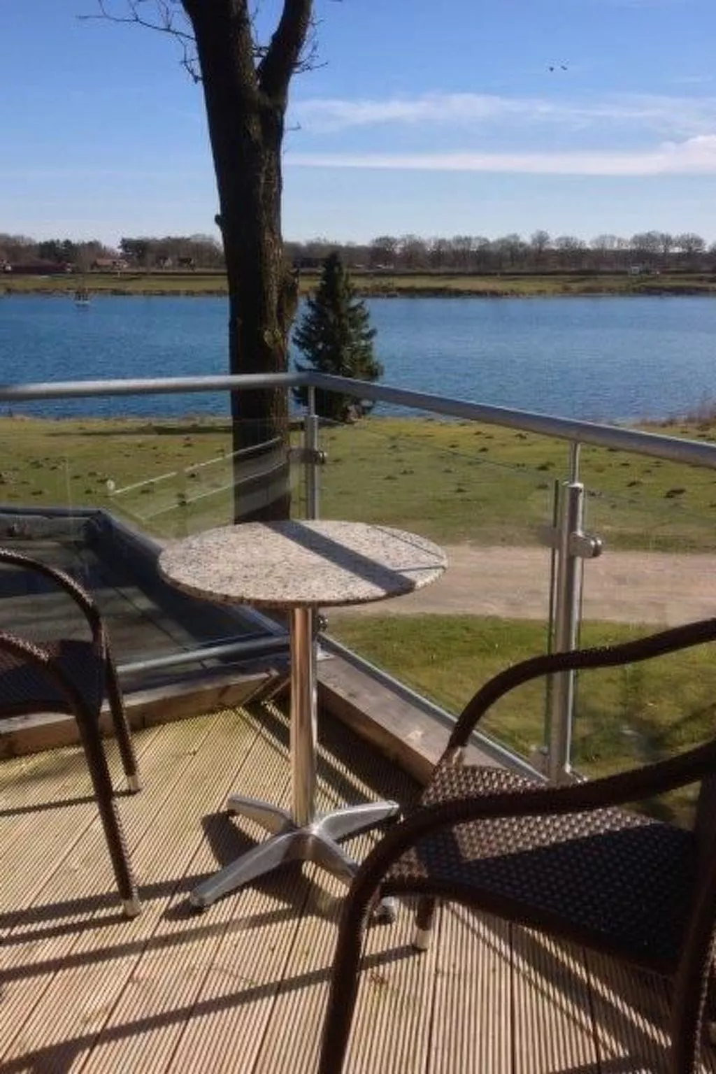 Mit atemberaubendem Blick auf den See - Draußen