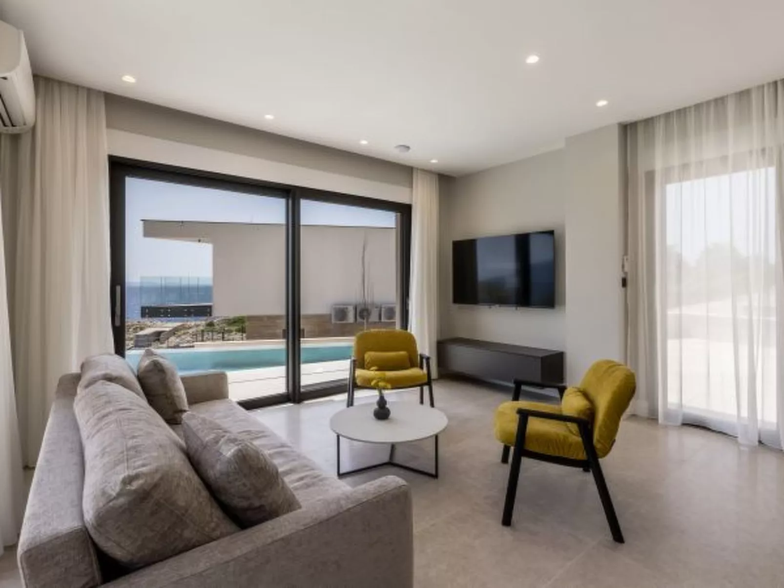 Beachfront villa Luce with seaview and pool - Dedans