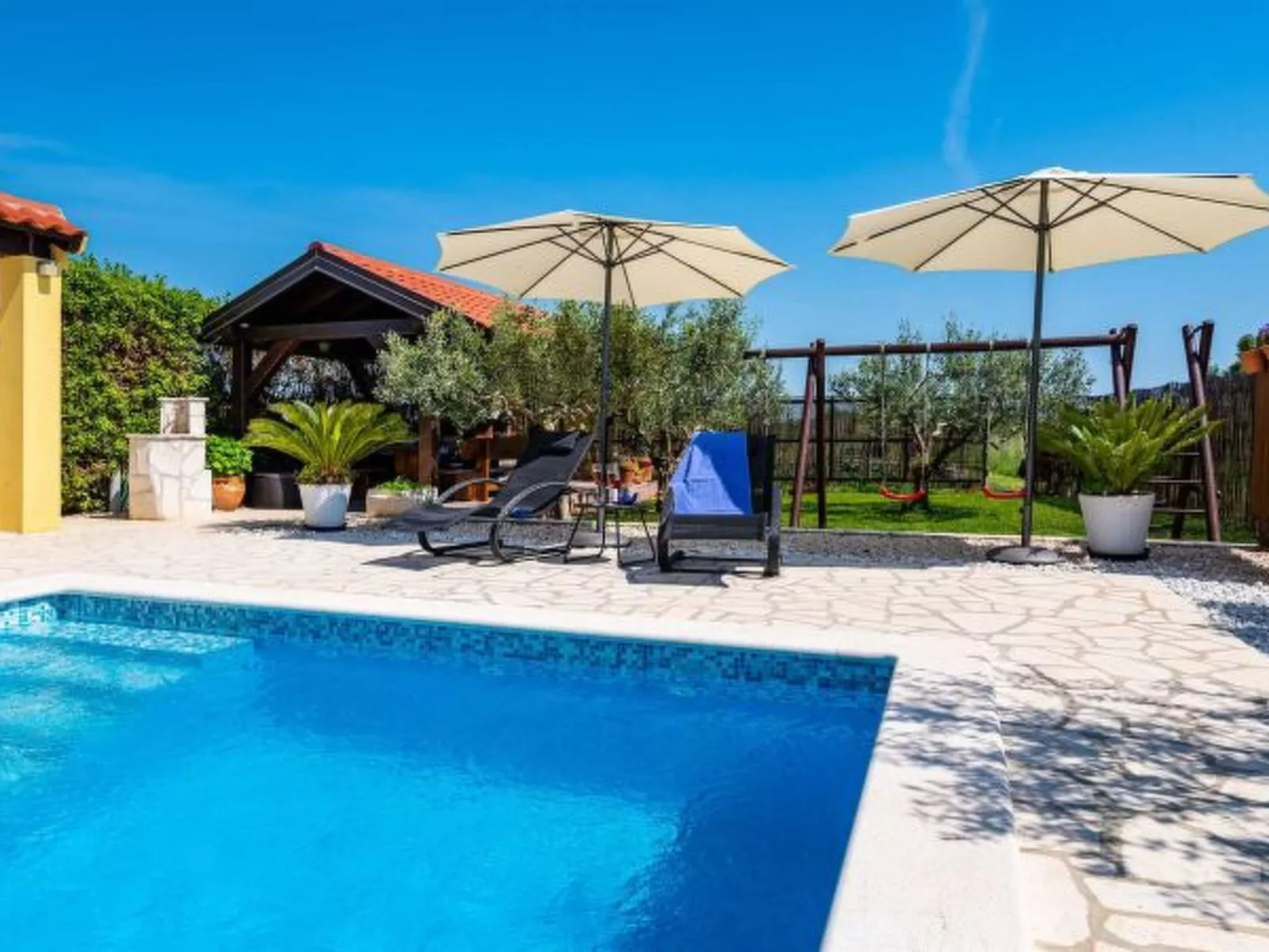 Apartment house Simoni with pool - Image-tags.info