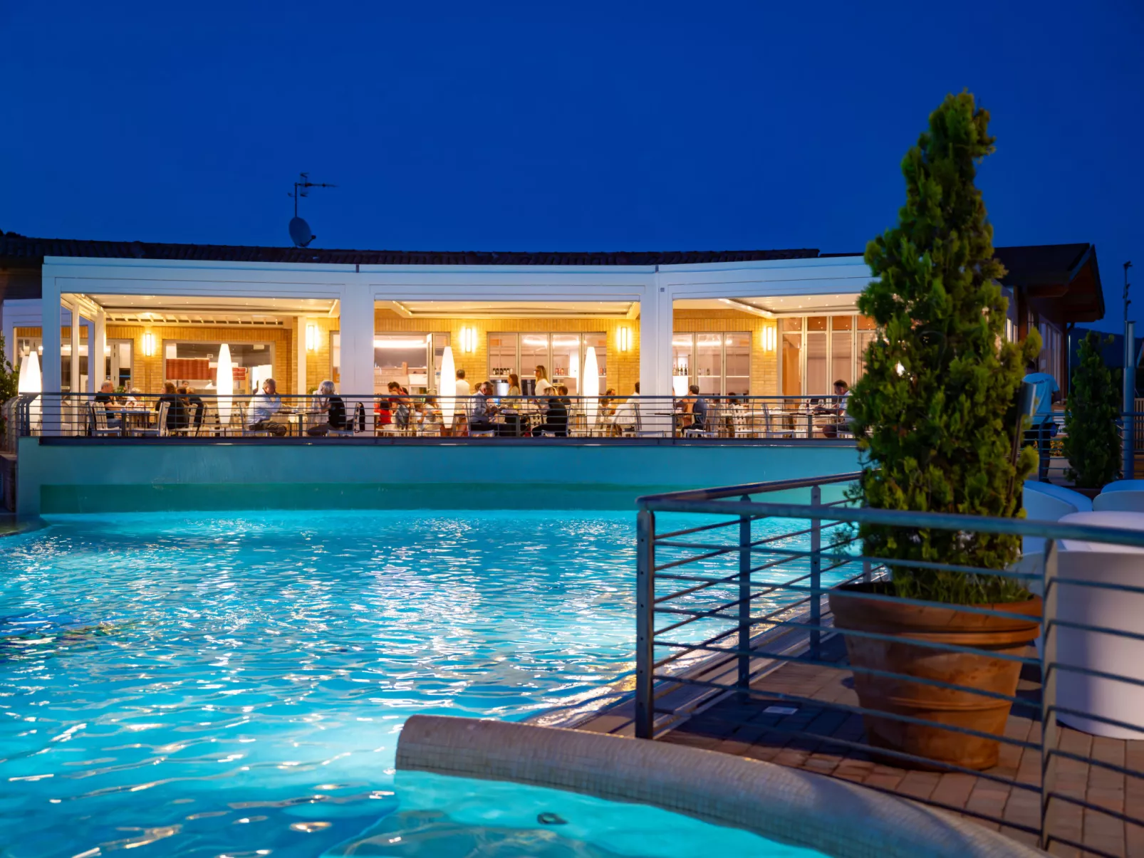 Prestige Family - Outside