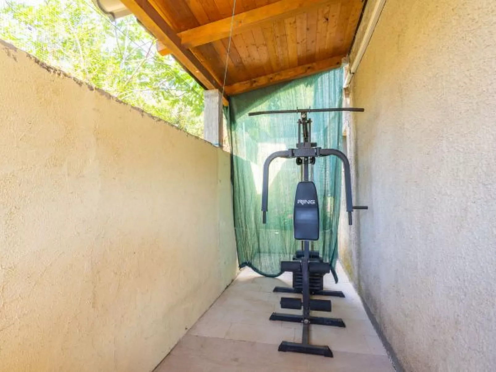 Beachfront Apartment house Hon with pool - Dedans