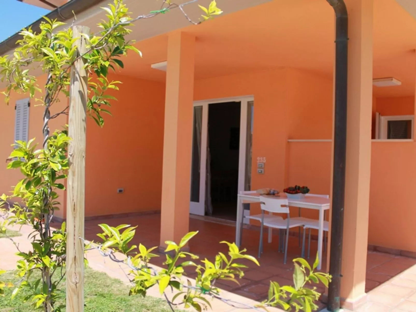 Unterkunft im Erdgeschoss, überdachte Terrasse, Schwimmbad - Outside